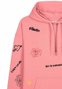 Sweatshirt à capuche rose avec poche avant, présentant des designs graphiques en noir, rouge et jaune : un cœur avec une flèche, une rose, un serpent, et du texte.
