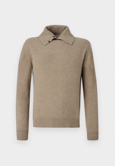 Μπεζ πουλόβερ με ριμπ ύφανση, φαρδιά γιακά και διακοσμητικά κουμπιά. Μακριά μανίκια και εφαρμοστό τελείωμα. Απαλή υφή με διακριτικά σχέδια.