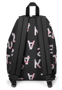 Zaino nero con audace lettering grafico rosso e bianco. Presenta spallacci imbottiti, una maniglia superiore e una trama di tessuto morbida.