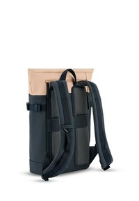 Zaino con una base nera e un roll-top rosa chiaro. Presenta straps imbottiti, schienale a rete e fibbie laterali regolabili per chiusure sicure.