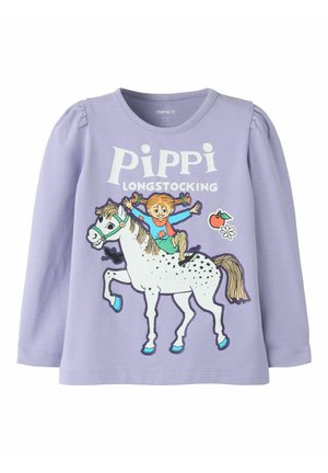 Chemise à manches longues violette avec un dessin animé imprimé de Fifi Brindacier chevauchant un cheval tacheté, avec le texte "Pippi Longstocking" au-dessus.