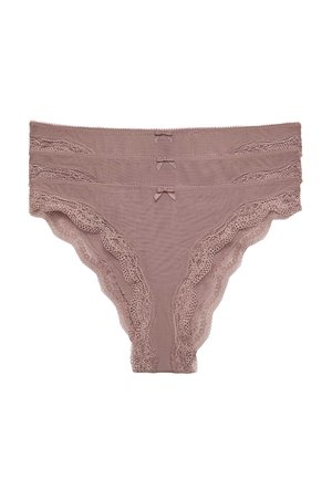 Trzy damskie majtki w kolorze mauve ozdobione koronką, ułożone w stos, każda z małą centralną kokardką na talii.