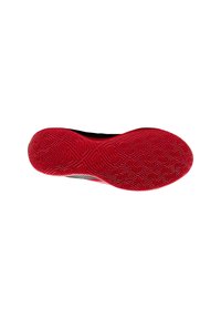 Sole di scarpa in gomma rossa con un motivo testurizzato, caratterizzato da scanalature e un design geometrico, contornato da materiale nero lungo i bordi.