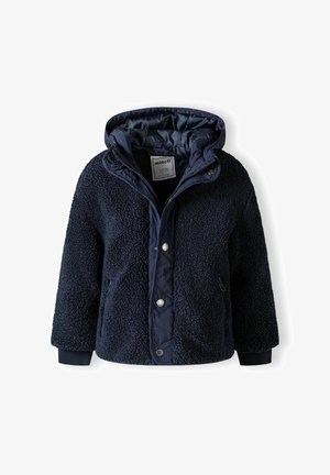 Jachetă albastră marină, cu un exterior din fleece moale și texturat, cu închidere cu fermoar și capse, glugă și buzunare laterale.