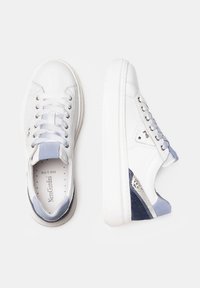 Baskets blanches avec des accents en suède bleu clair et bleu marine. Présentant un bout rond, un design à lacets, des œillets en métal et une semelle texturée.