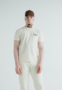 Lee MEDIUM WOBBLY TEE - T-shirts - ecru