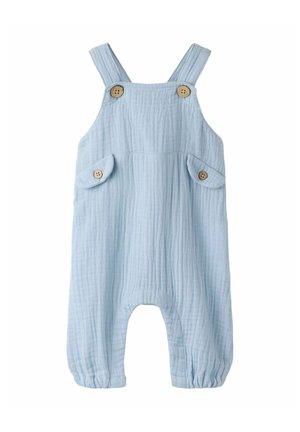 Svetlomodrý mäkký bavlnený dojčenský overal s nastaviteľnými ramennými popruhmi a drevenými gombíkmi na popruhoch a vreckách.