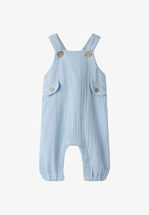 Hellblauer, weicher Baby-Overall aus Baumwolle mit verstellbaren Schulterriemen und Holzknopf-Details an Riemen und Taschen.