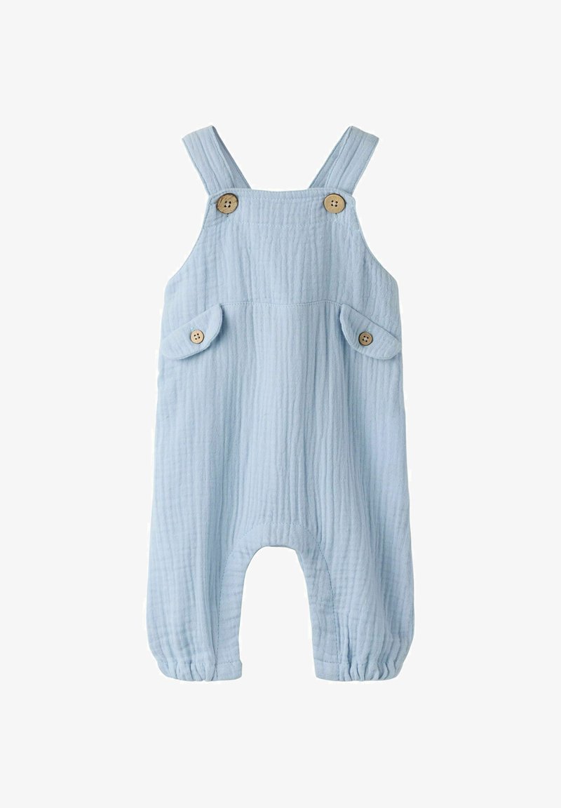 Jasnoniebieski miękki bawełniany kombinezon dla niemowląt z regulowanymi ramiączkami i drewnianymi guzikami na ramiączkach i kieszeniach.