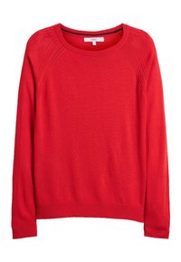 Pull rouge en maille avec un col rond et des poignets côtelés. Présente des manches raglan et une texture subtile le long des épaules.