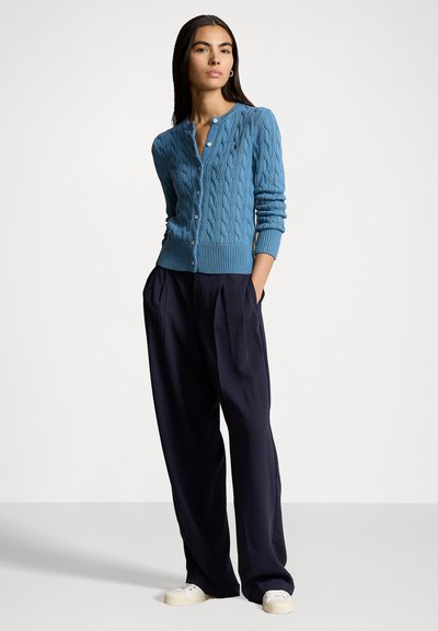 Polo Ralph Lauren CABLE KNIT COTTON CREWNECK CARDIGAN - Kardigan - camp blue