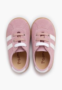 Pantofi din suede roz deschis cu dungi albe, partea superioară texturată, închidere cu șireturi și talpă din cauciuc. Numele brandului "Pisamonas" este vizibil în interior.