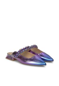 Puntige mules in iriserend paars en blauw metallic materiaal. Voorzien van een bezette band met meerkleurige stenen en een korte, vierkante hak.
