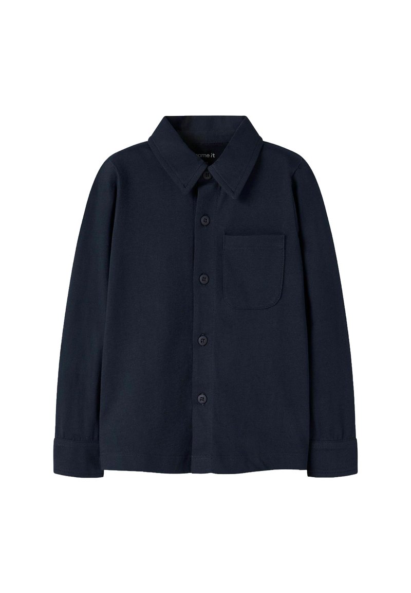 Camicia button-up di un blu navy scuro, realizzata in un tessuto morbido, con colletto classico, maniche lunghe, una tasca sul petto e bottoni neri.