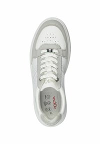 Sneaker blanche avec des accents en suède gris, bout arrondi, design perforé et lacets blancs. Doublure intérieure douce et semelle en caoutchouc plate.