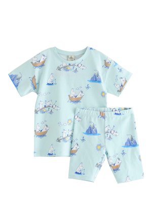 Jasnoniebieski dziecięcy zestaw koszulka z krótkim rękawem i szorty z rysunkowymi białymi hipopotamami, które płyną łódką i łowią ryby na wodzie z nadrukami słońca i gór.