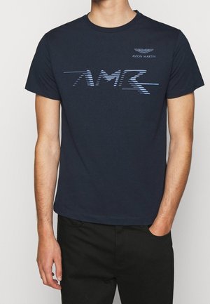 Granatowy bawełniany t-shirt z krótkimi rękawami, z logo i stylizowanym napisem "AMR" w jasnoniebieskim kolorze na piersi. Prosty krój i okrągły dekolt.
