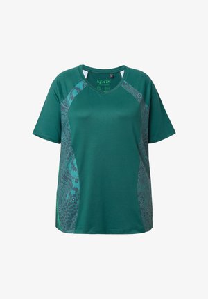 Camiseta deportiva verde confeccionada en material transpirable, con mangas cortas, escote en V y paneles laterales con estampado en azul y gris.