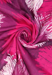 Tessuto stampato astratto in tonalità di rosa e viola, caratterizzato da audaci motivi a pennellate, una consistenza morbida e un design leggero.