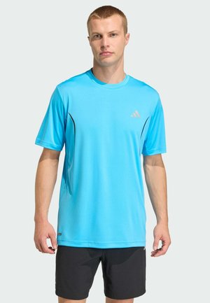 Lyseblå atletisk T-shirt lavet af syntetisk stof, med korte ærmer, rund hals og sorte detaljer langs siderne.