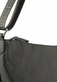 Grau Stoff Schultertasche mit einem Reißverschluss. Sie hat eine strukturierte Oberfläche, einen verstellbaren Riemen und einen Metallhardware-Clip.