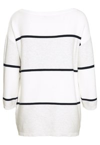 Weißer Strickpullover mit drei schwarzen horizontalen Streifen, langen Ärmeln und weitem Ausschnitt.