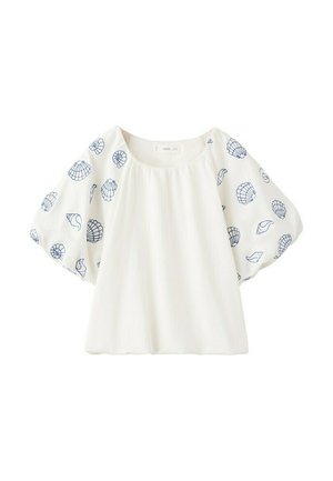 Blouse blanche à manches courtes bouffantes avec broderie de coquillages bleus et col rond.