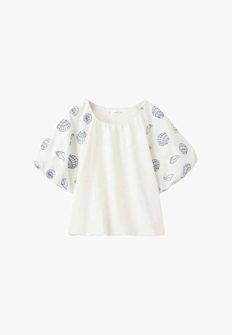 Blouse blanche à manches courtes bouffantes avec broderie de coquillages bleus et col rond.