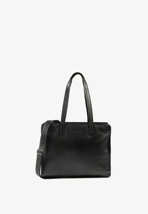 Bolso de cuero negro con dos asas largas, un acabado texturizado y cierre de cremallera. Presenta un discreto logotipo en relieve en la parte frontal.