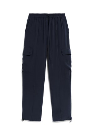 Pantaloni cargo blu navy realizzati in tessuto leggero. Presentano una vita elasticizzata, cordino, due tasche laterali e cerniere all'orlo.