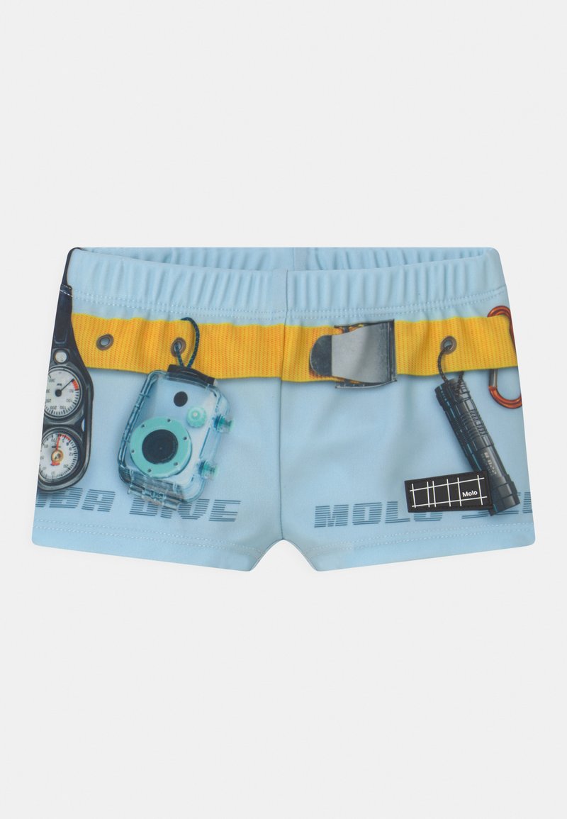 Fatos de banho azuis com um tema de mergulho, com um cinto amarelo, gráficos de manómetro de mergulho, câmara subaquática e lanterna.