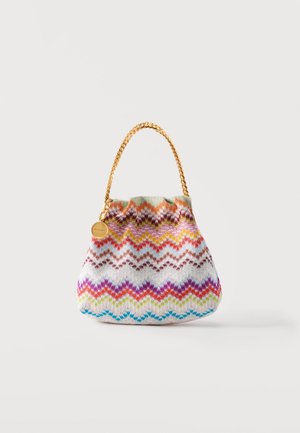 Petit sac à main en tissu avec motif zigzag coloré et poignée chaînette en or, avec une étiquette ronde de marque en or.