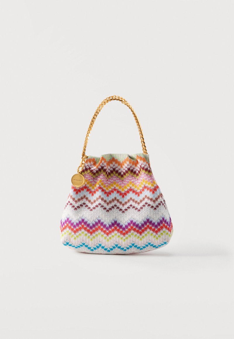 Petit sac à main en tissu avec motif zigzag coloré et poignée chaînette en or, avec une étiquette ronde de marque en or.