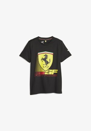 Sort kortærmet Puma T-shirt med stort gult Ferrari-skjoldlogo og rødt "SF FAST PLACE" tekst foran.