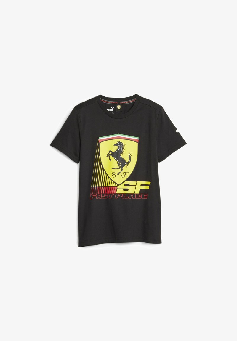 Camiseta negra de manga corta de Puma con un gran logo en forma de escudo amarillo de Ferrari y el texto rojo "SF FAST PLACE" en el frente.