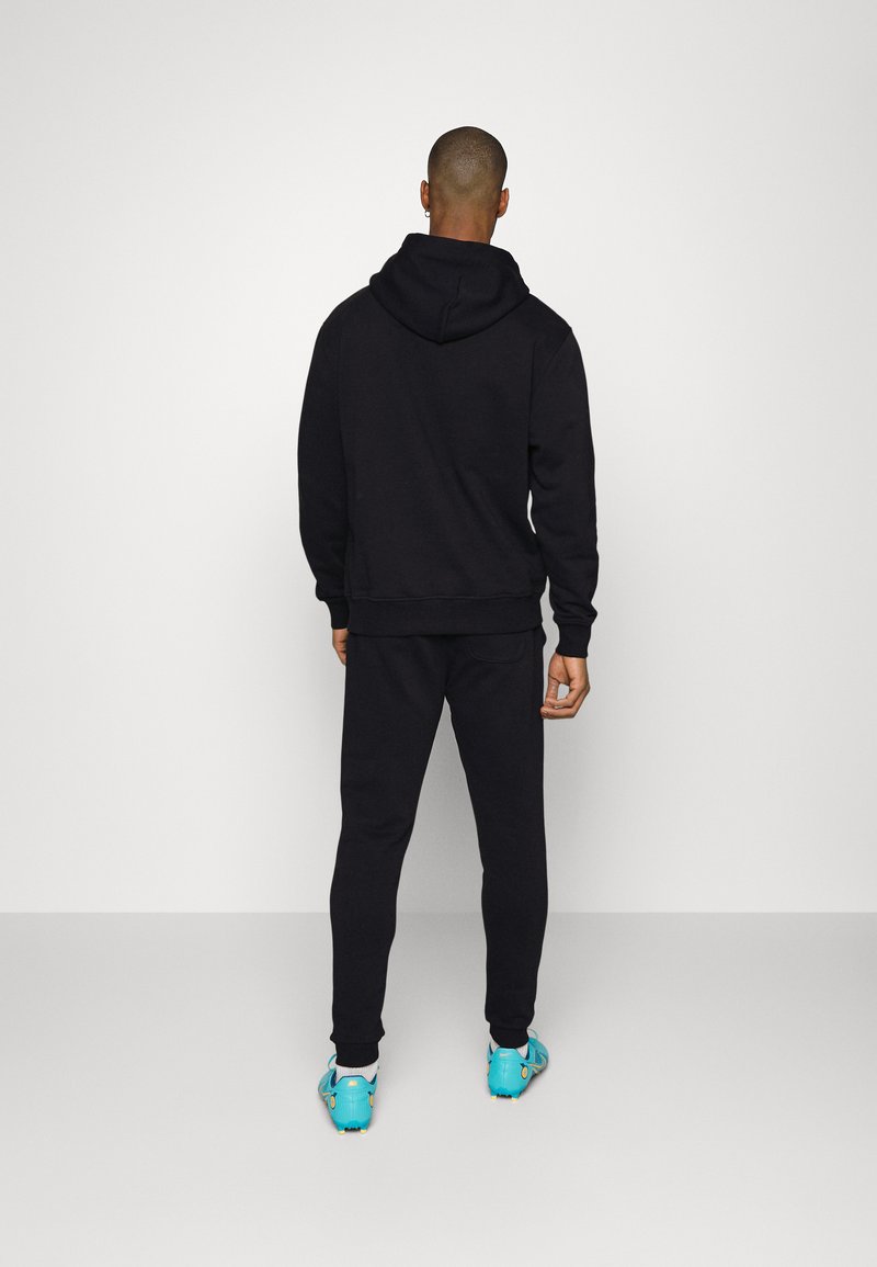 Herren Trainingsanzüge | KLABU BUTTERFLY PANTS Jogginghose black/schwarz - TJ97843 Herren Trainingsanzüge | KLABU BUTTERFLY PANTS Jogginghose black/schwarz - TJ97843