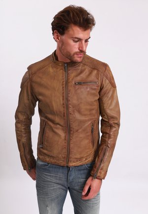Chaqueta de motocicleta de cuero marrón con un cuello alto, cierre delantero con cremallera y acentos texturizados en los hombros. Presenta bolsillos con cremallera y un diseño ajustado.