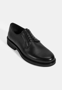Zwarte leren veterschoenen met een ronde neus, een gladde textuur en een platte zool. Kenmerkt zich door minimale stiksels en een klassiek ontwerp.