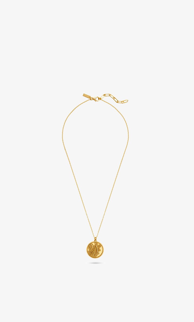 Collier délicat en chaîne d'or avec un pendentif rond présentant un design en relief détaillé et un fermoir réglable avec une extension de chaîne linkée.