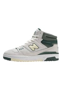 Zapatillas altas de ante gris texturizado con acentos en verde y paneles perforados. Presenta una mediasuela blanca y un destacado logo 'N'.