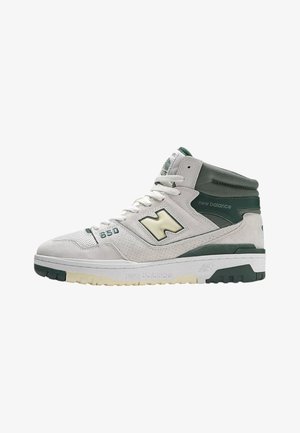 Baskets montantes en suede gris texturé avec des accents verts et des panneaux perforés. Présentent une semelle intermédiaire blanche et un logo 'N' bien visible.