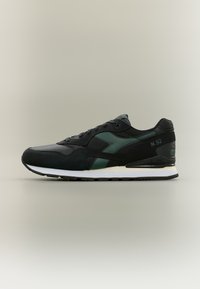Επιλέχθηκε, black/pineneedle