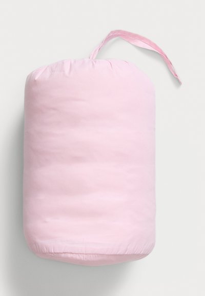 Cojín redondo rosa con una textura suave, que cuenta con una correa colgante. Material suave y acolchado en forma cilíndrica.