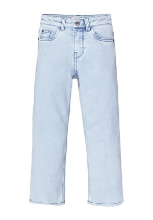 Lichtblauwe denim jeans met een rechte snit, vijf zakken, een knoopsluiting en contrasterende stiksels. De stof heeft een zachte, licht vervaagde textuur.