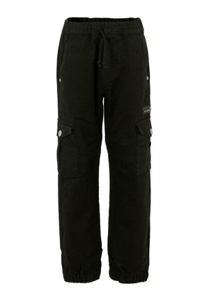 Zwarte cargobroek met een koord in de taille, knoopzakken aan de zijkant, elastische manchetten en een kleine logo-patch op de rechterdij.