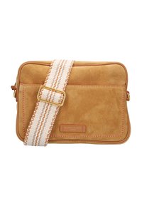 Tan suède schoudertas met een geweven band met crémekleurige en roestkleurige strepen, gouden hardware en een stiksel langs de randen.