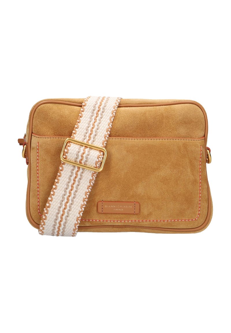 Tan suède schoudertas met een geweven band met crémekleurige en roestkleurige strepen, gouden hardware en een stiksel langs de randen.