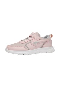 Hellrosa Sportschuh mit einem oberen Teil aus weichem Leder und Mesh, grauen Akzenten und einem Klettverschluss mit Schnürsenkeln, auf einer weißen Sohle.