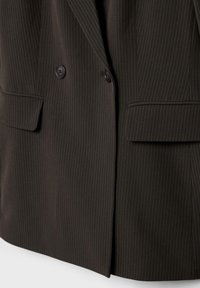 Črni blazer s črtami iz suknarskega blaga z dvema sprednjima žepoma, dvema gumboma in strukturiranimi ovratniki.
