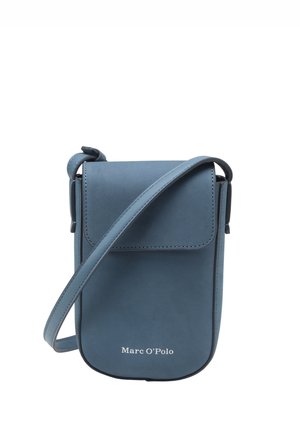 Petit sac bandoulière bleu avec fermeture à rabat et logo Marc O’Polo embossé à l’avant, présenté sur fond blanc.